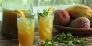 Iced green tea with mint and mango