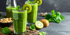 Green Smoothie with Spinach and Kiwi